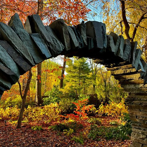 GPOD-Verhake-2-View-of-fall-color-through-the-moon-gate-thumb-1x1.jpg