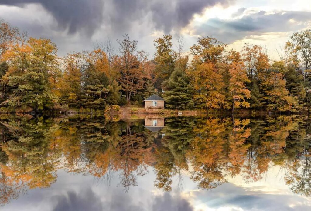 Skytop-Lodge-fall-over-the-lake.jpg