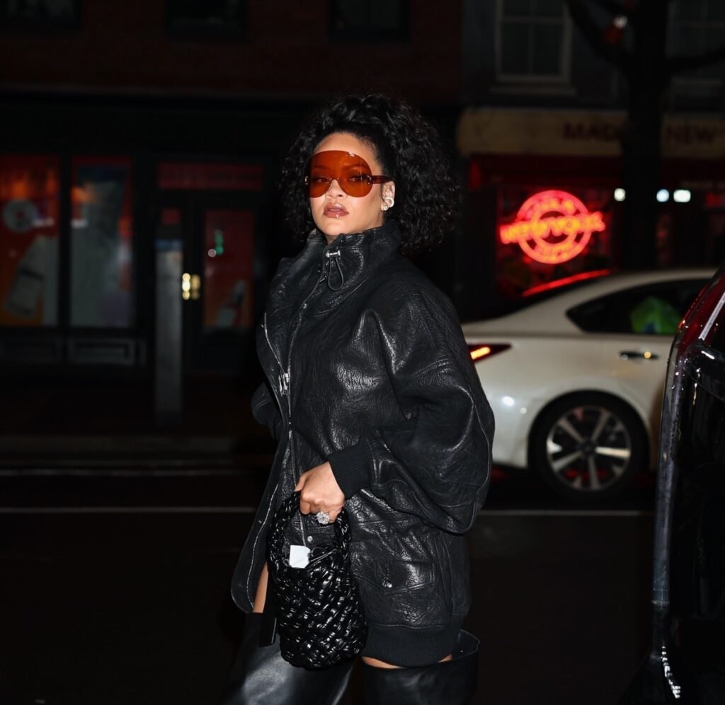 4-Rihanna-Steps-out-In-New-York-City-in-Bottega-Venetas-Black-Kalimero-Bucket-Bag-copy.jpg